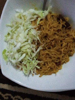 A picture of Spicy cabbage noodles.
