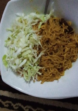 A picture of Spicy cabbage noodles.