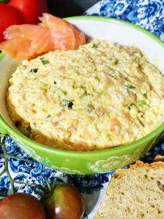 Zdjęcie przepisu Pasta jajeczna z łososiem.