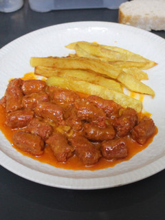 Una foto de Chistorra al vino con patatas fritas