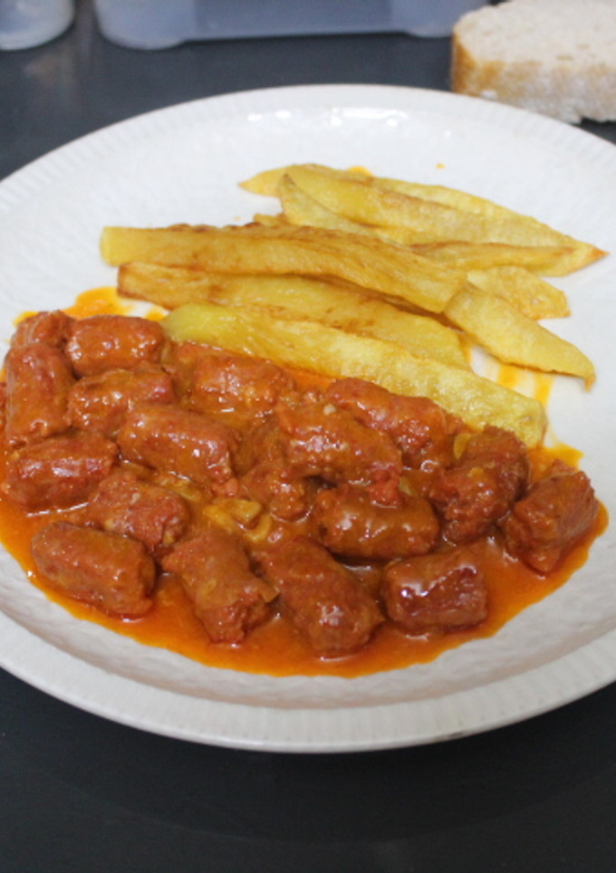 Una foto de Chistorra al vino con patatas fritas