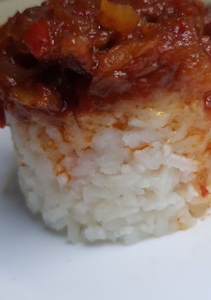 O poză a rețetei Orez cu carne de vită, ceapă și sos de roșii!.