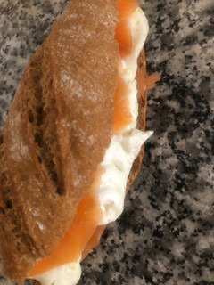 Una foto de Bocadillo de salmón con queso fresco