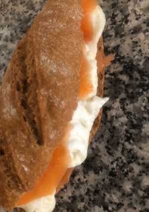 Una foto de Bocadillo de salmón con queso fresco