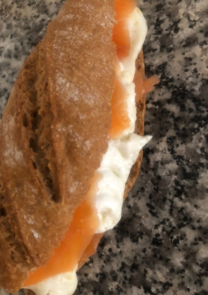 Una foto de Bocadillo de salmón con queso fresco