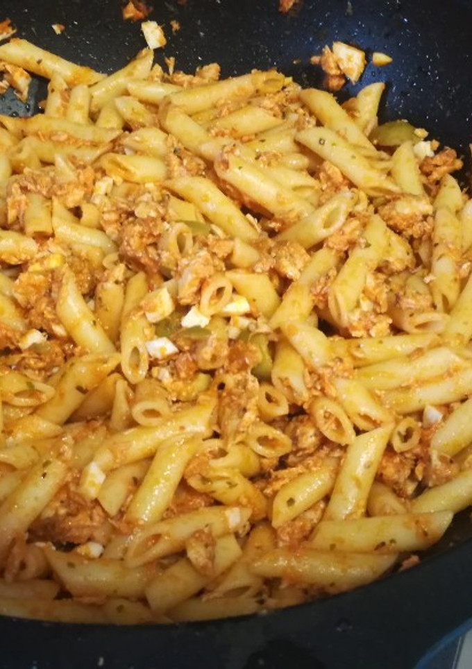 Una foto de Macarrones con bonito huevo duro y salsa de tomate con orégano y