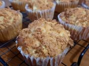 Una foto di muffin mele