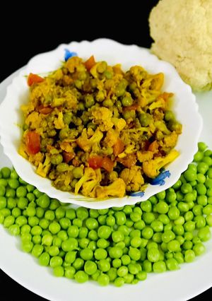 A picture of Gobhi Matar masala.