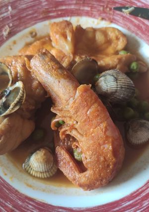 Una foto de Rape con berberechos gambas y guisantes