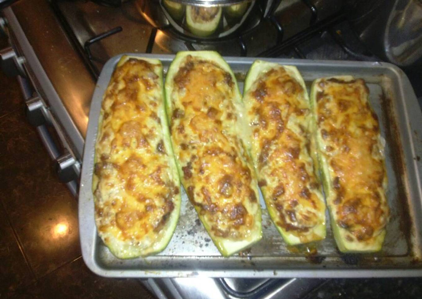 Canoas de calabacín rellenas con Carne Molida, Bechamell y queso al graten