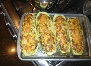 Una foto de Canoas de calabacín rellenas con Carne Molida, Bechamell y queso al graten
