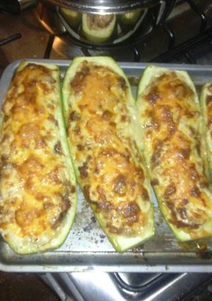 Una foto de Canoas de calabacín rellenas con Carne Molida, Bechamell y queso al graten