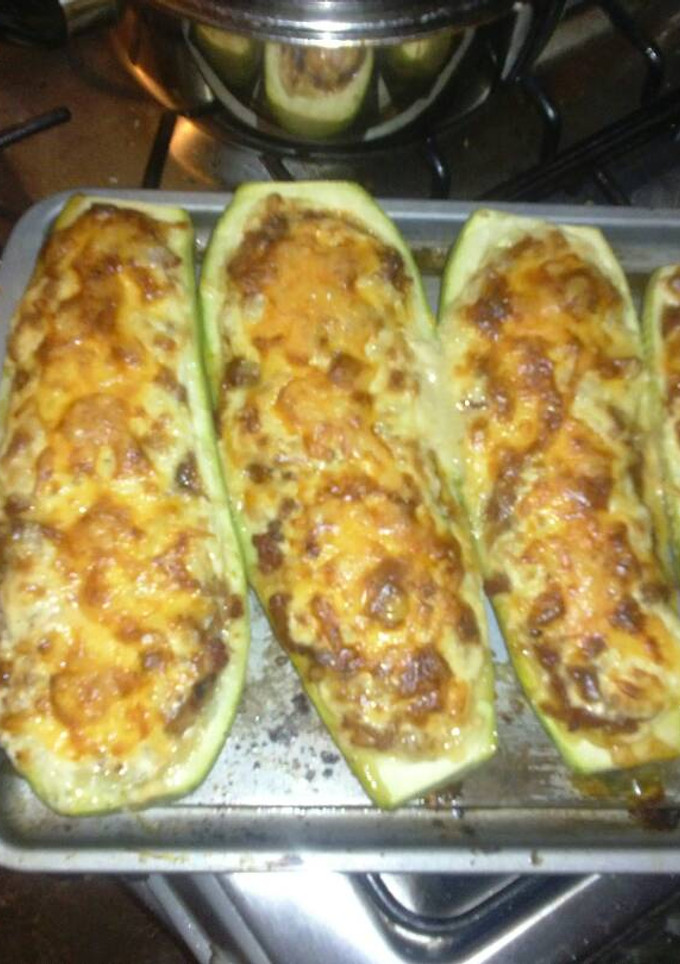 Una foto de Canoas de calabacín rellenas con Carne Molida, Bechamell y queso al graten