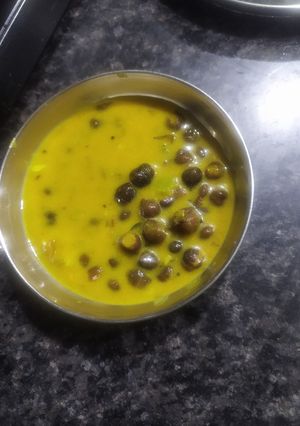 A picture of Kala chana besan curry.