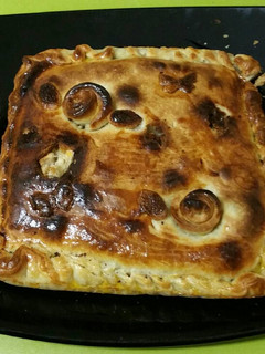 Una foto de Empanada de bacalao y pasas
