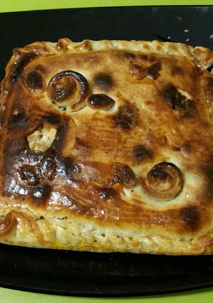 Una foto de Empanada de bacalao y pasas