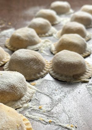 Una foto de 🧡 Sorrentinos caseros de zapallo y queso