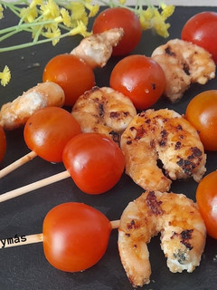 Una foto de Mini brochetas de tomates cherry y gambas marinadas
