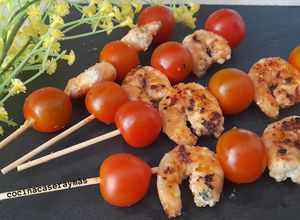 Una foto de Mini brochetas de tomates cherry y gambas marinadas
