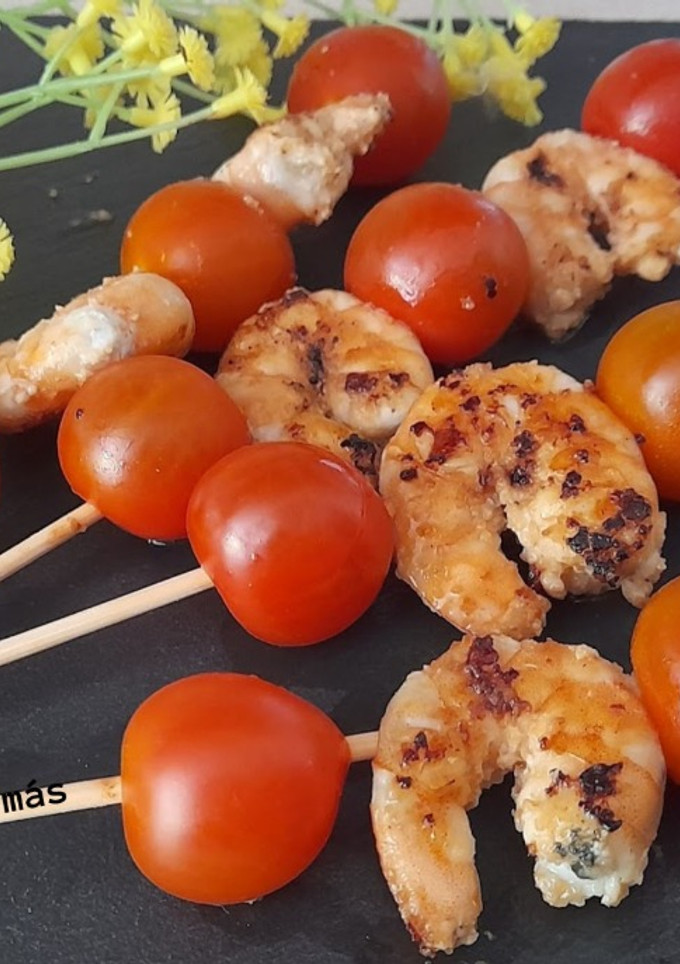 Una foto de Mini brochetas de tomates cherry y gambas marinadas
