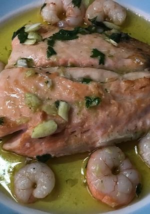 Una foto de Salmón con gambas en ajada
