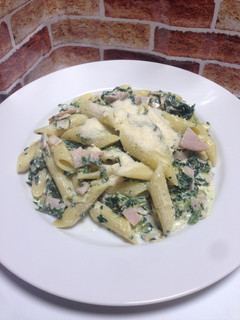Una foto de Pasta Penne Alfredo con Espinaca!
