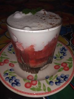 Una foto de Panna cotta con licor de cereza y base de galletas