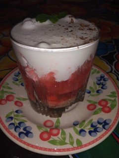 Una foto de Panna cotta con licor de cereza y base de galletas