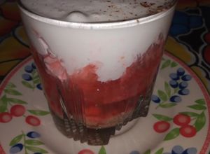 Una foto de Panna cotta con licor de cereza y base de galletas