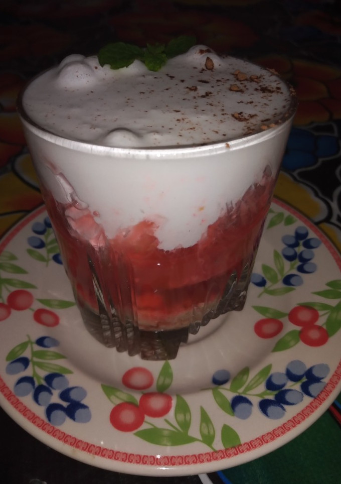 Una foto de Panna cotta con licor de cereza y base de galletas