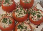 Una foto de tomates rellenos con jamon y queso