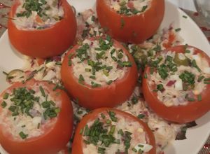 Una foto de Tomates rellenos, huevos rellenos y pionono - Recetas simples: sacan una sonrisa porque nunca faltan