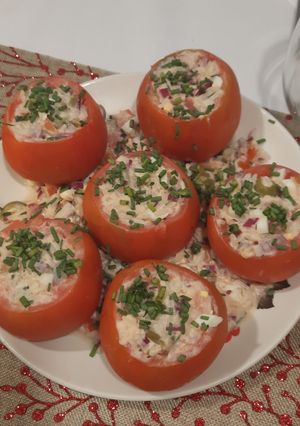 Una foto de Tomates rellenos, huevos rellenos y pionono - Recetas simples: sacan una sonrisa porque nunca faltan