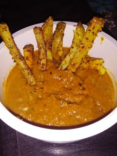 Una foto de Papas con salsa picante