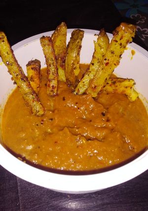 Una foto de Papas con salsa picante
