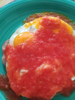 Una foto de Huevos rancheros con jamón y frijoles refritos