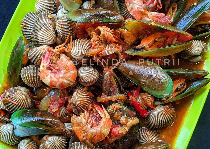 Resep Mix Seafood Saus Padang yang Enak Banget