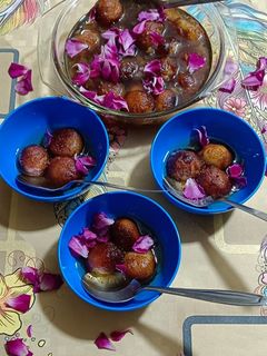 खव्याचे गुलाबजाम (Khavyache Gulab Jamun Recipe In Marathi) रेसिपी चे मुख्य फोटो