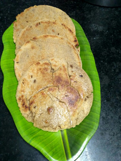 જીરા બિસ્કિટ ભાખરી (Jeera Biscuit Bhakhri Recipe In Gujarati) રેસીપી મુખ્ય ફોટો