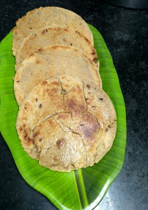 જીરા બિસ્કિટ ભાખરી (Jeera Biscuit Bhakhri Recipe In Gujarati) રેસીપી મુખ્ય ફોટો
