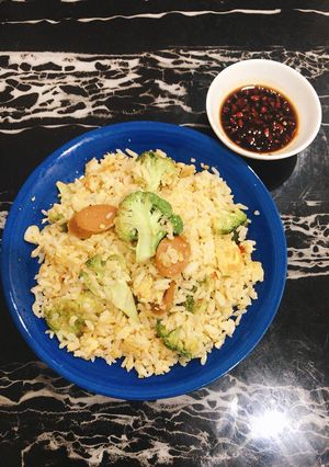 Hình của món Cơm chiên trứng xúc xích.