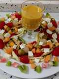 Ensalada de pasta, verduras y frutas con crema vegetal
