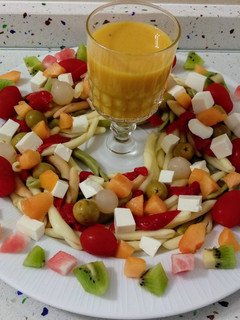 Una foto de Ensalada de pasta, verduras y frutas con crema vegetal