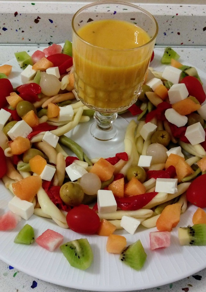 Una foto de Ensalada de pasta, verduras y frutas con crema vegetal
