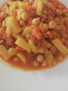 Una foto de Guisado de garbanzos con verduritas