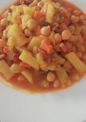 Una foto de Guisado de garbanzos con verduritas