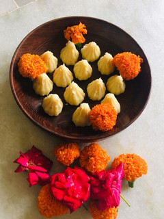 ઇન્સ્ટન્ટ માવા મોદક (Instant Mawa Modak Recipe In Gujarati) રેસીપી મુખ્ય ફોટો