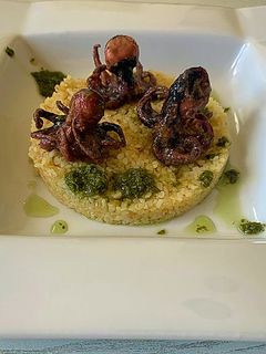 Una foto de Pulpitos, mojo verde y bulgur