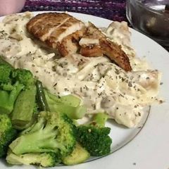A picture of White sauce pasta.