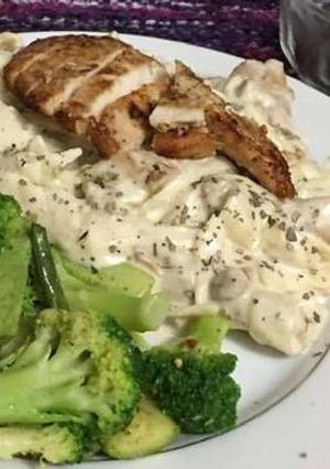 A picture of White sauce pasta.